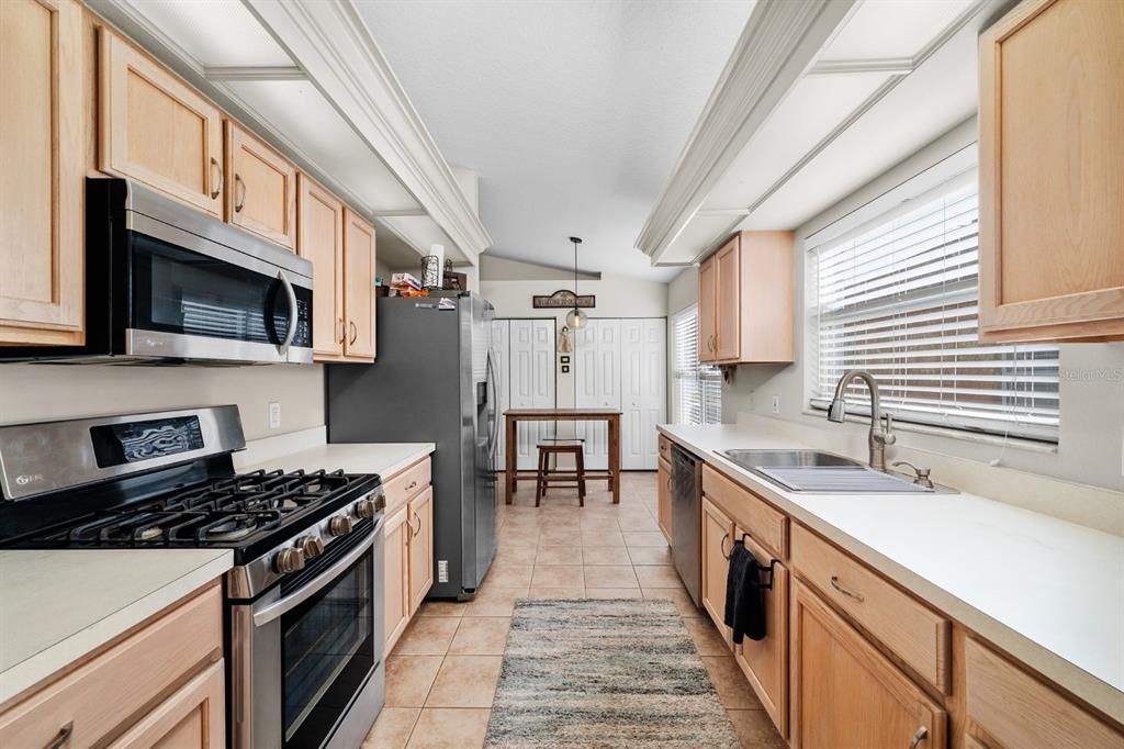 Active With Contract: $385,000 (3 beds, 2 baths, 1694 Square Feet)