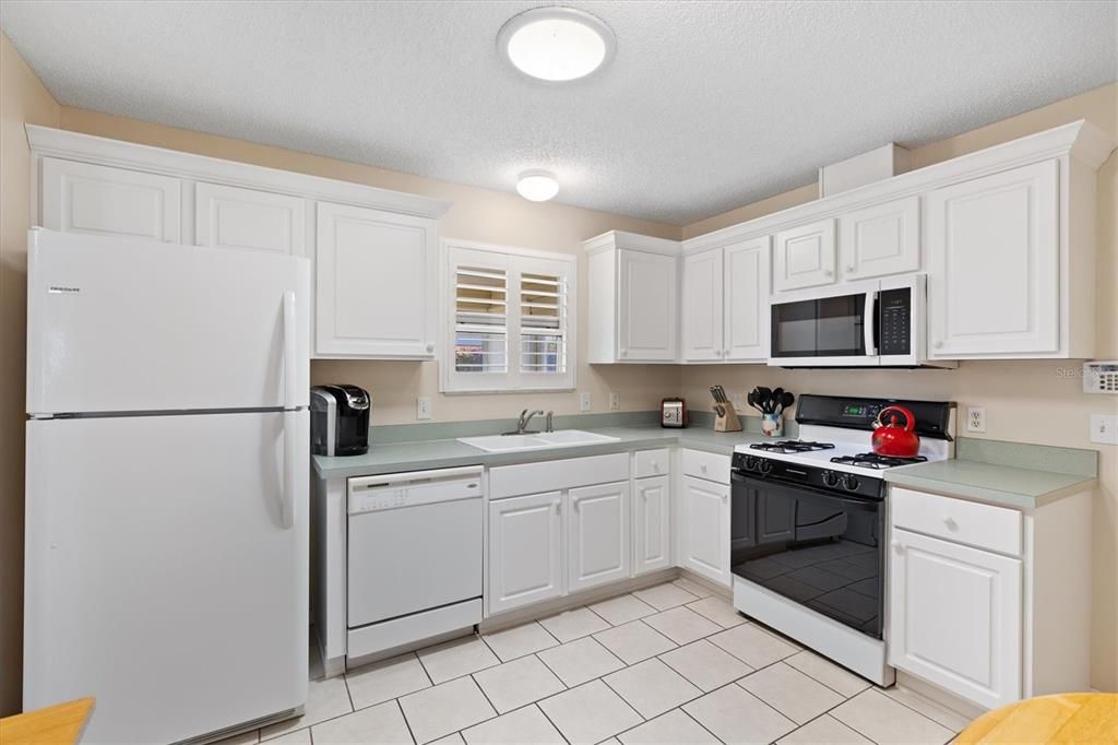 For Sale: $297,500 (2 beds, 2 baths, 1148 Square Feet)