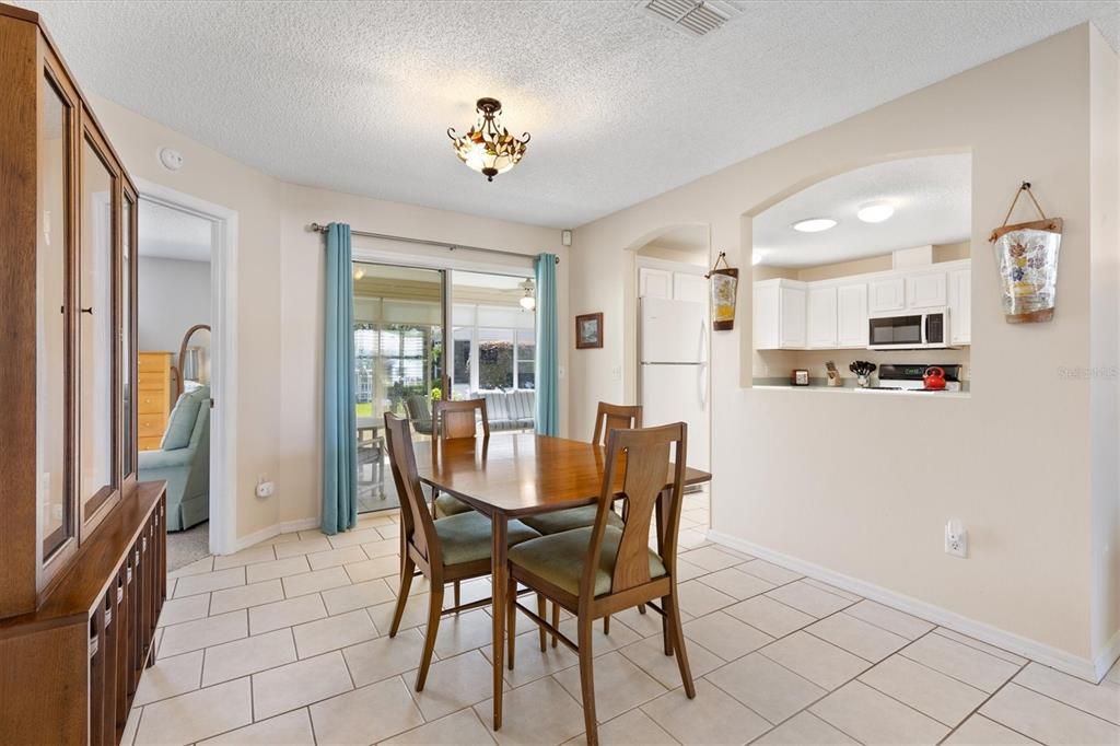 For Sale: $297,500 (2 beds, 2 baths, 1148 Square Feet)