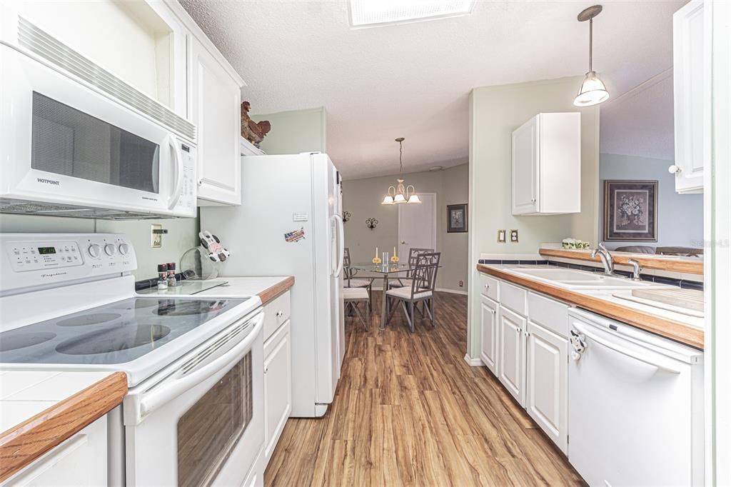 For Sale: $250,000 (2 beds, 2 baths, 1290 Square Feet)