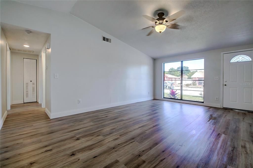 Active With Contract: $320,000 (3 beds, 2 baths, 961 Square Feet)