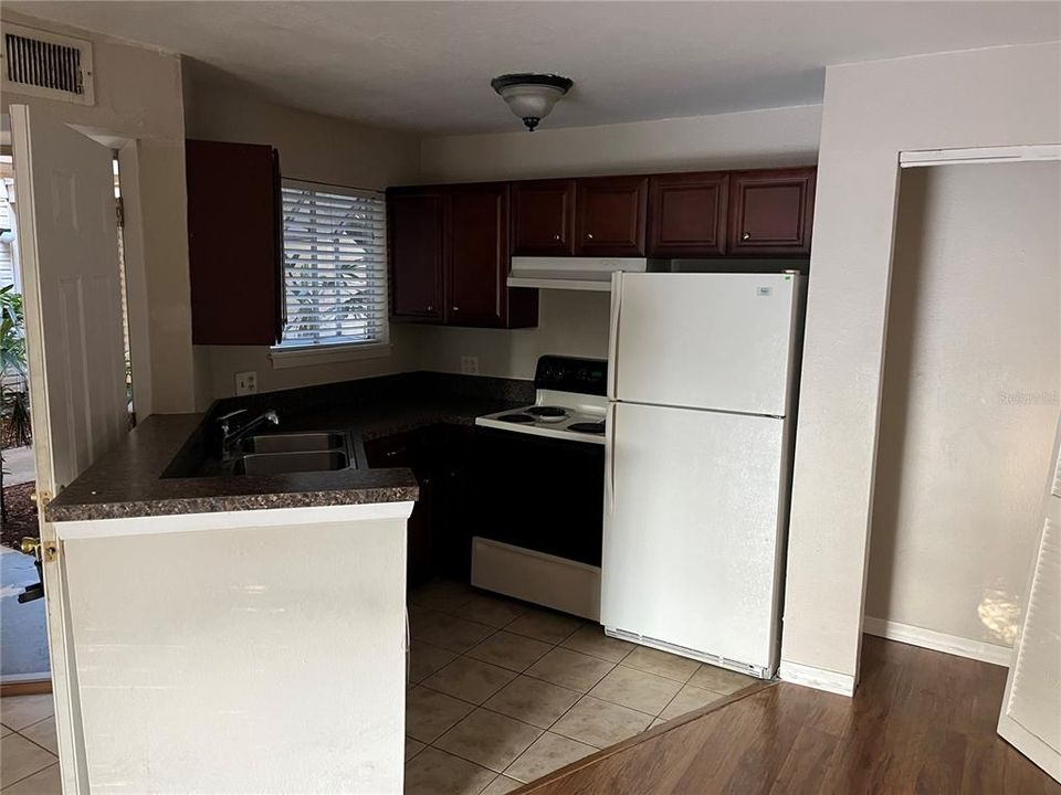 For Rent: $1,300 (1 beds, 1 baths, 526 Square Feet)