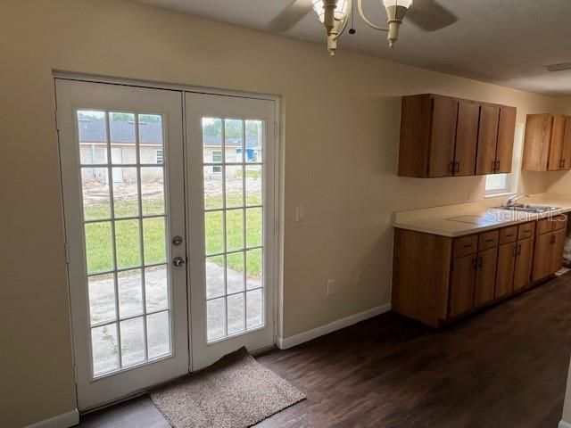For Rent: $1,600 (3 beds, 2 baths, 1456 Square Feet)