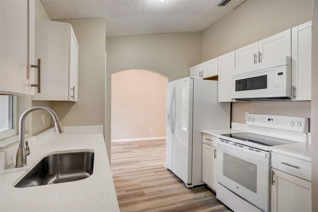 Active With Contract: $324,900 (3 beds, 2 baths, 1364 Square Feet)