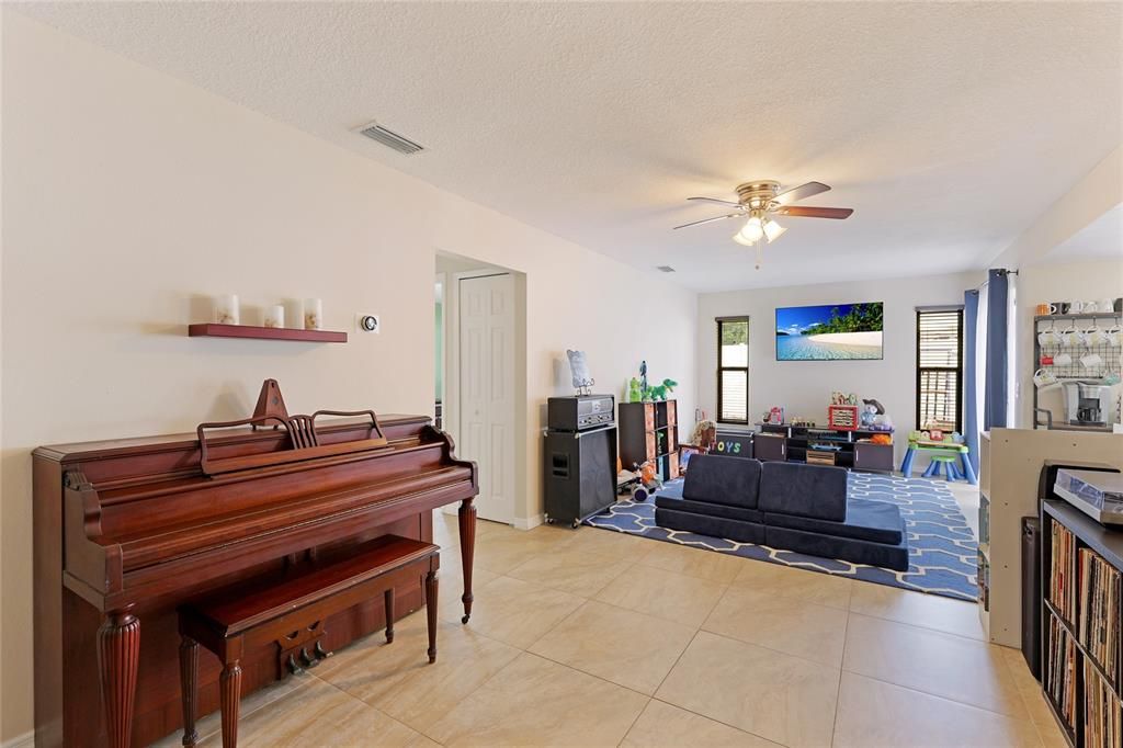 For Sale: $465,000 (3 beds, 2 baths, 1819 Square Feet)