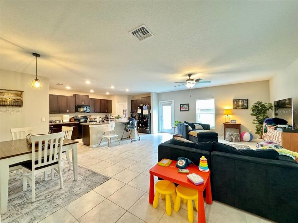 For Sale: $418,000 (5 beds, 2 baths, 2264 Square Feet)