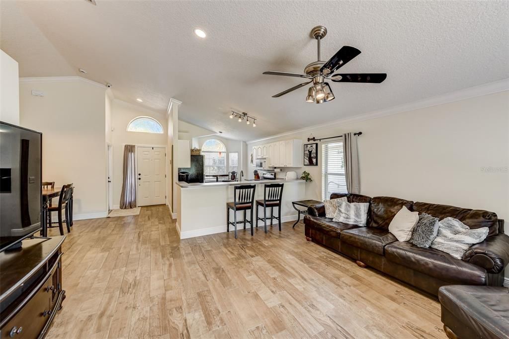 Active With Contract: $349,500 (3 beds, 2 baths, 1253 Square Feet)