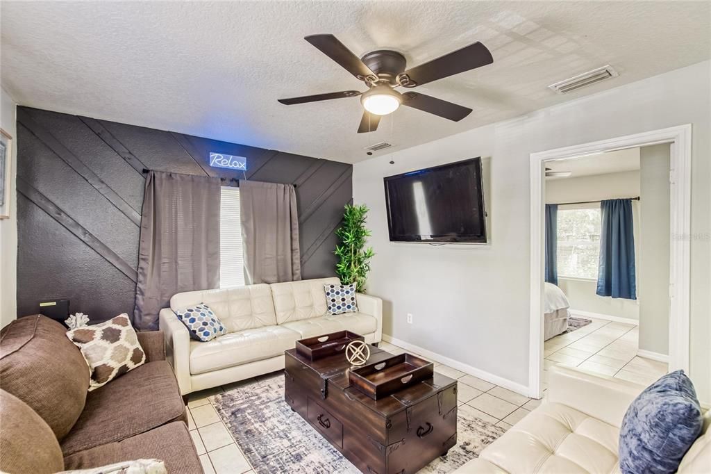 For Sale: $250,000 (2 beds, 1 baths, 720 Square Feet)