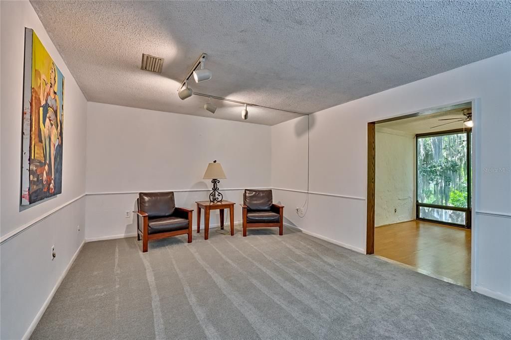 For Sale: $178,000 (2 beds, 1 baths, 1076 Square Feet)
