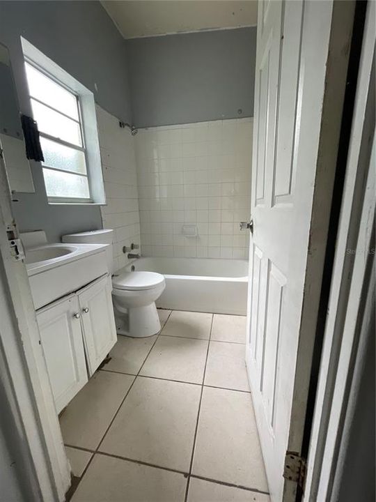 Recently Rented: $975 (3 beds, 1 baths, 982 Square Feet)