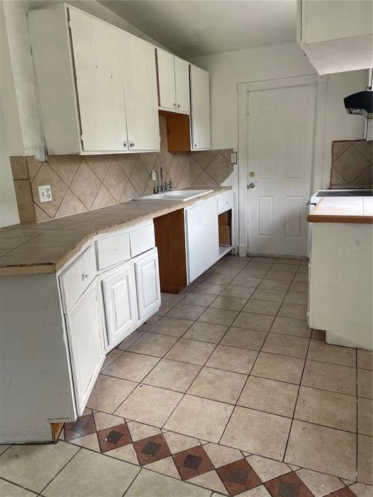 Recently Rented: $975 (3 beds, 1 baths, 982 Square Feet)
