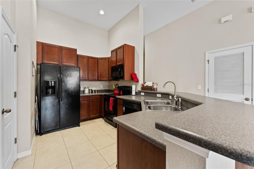 For Sale: $299,900 (2 beds, 2 baths, 1253 Square Feet)
