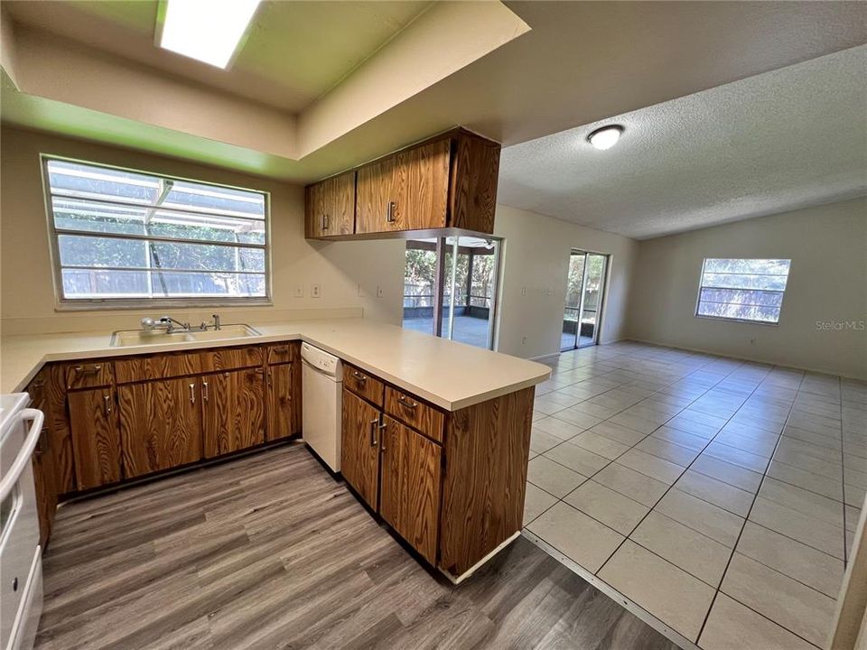 Active With Contract: $359,900 (2 beds, 2 baths, 1246 Square Feet)