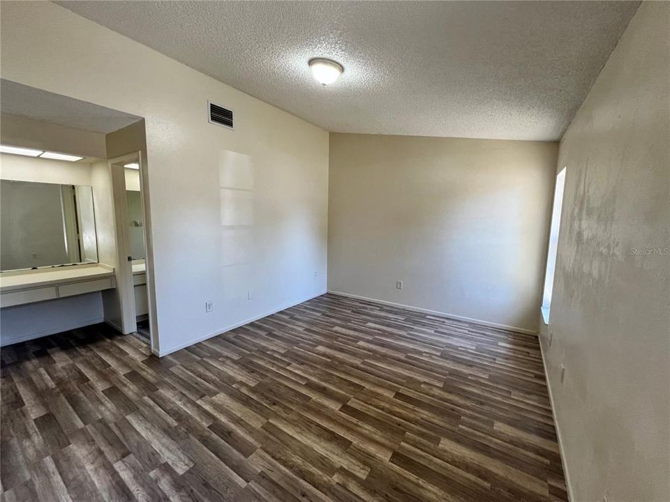 Active With Contract: $359,900 (2 beds, 2 baths, 1246 Square Feet)
