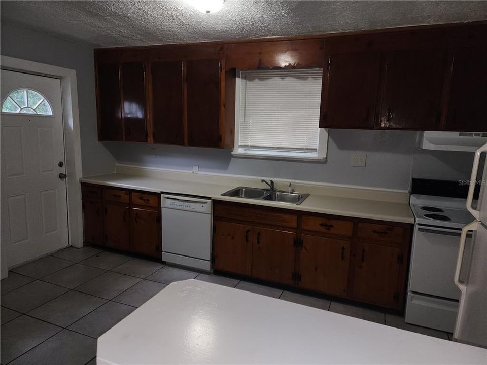 For Rent: $1,375 (3 beds, 1 baths, 1184 Square Feet)