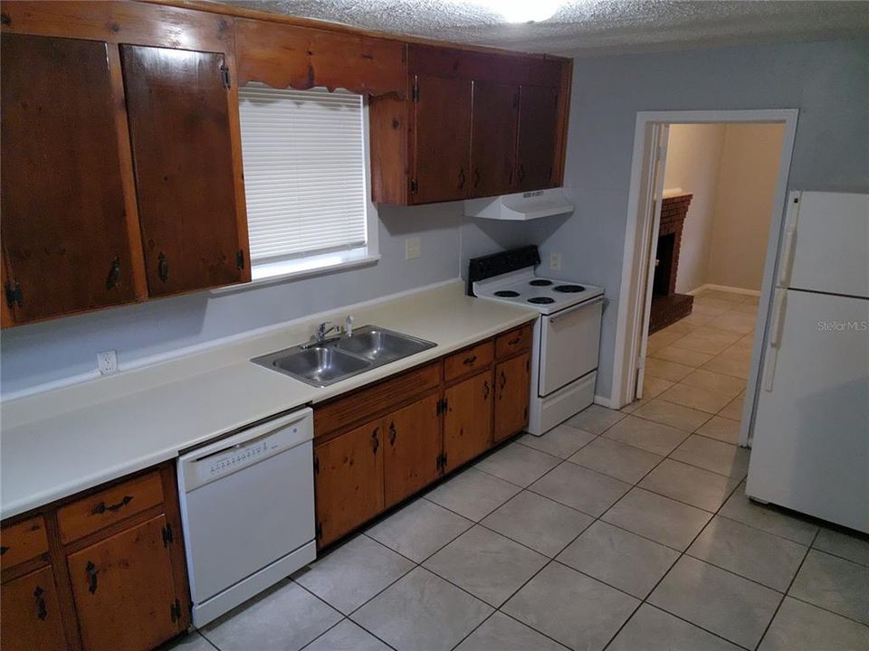 For Rent: $1,375 (3 beds, 1 baths, 1184 Square Feet)