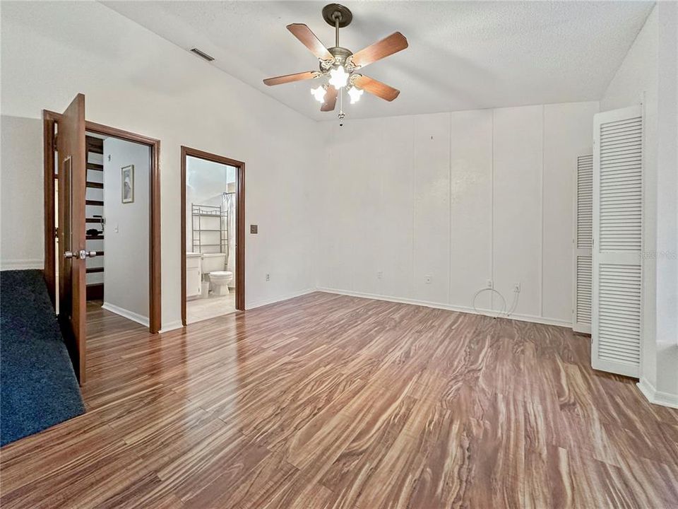 For Sale: $195,000 (2 beds, 2 baths, 961 Square Feet)