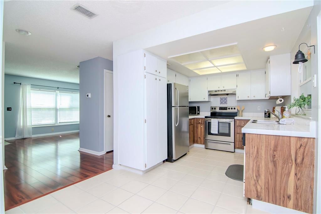 Active With Contract: $210,000 (2 beds, 1 baths, 1102 Square Feet)