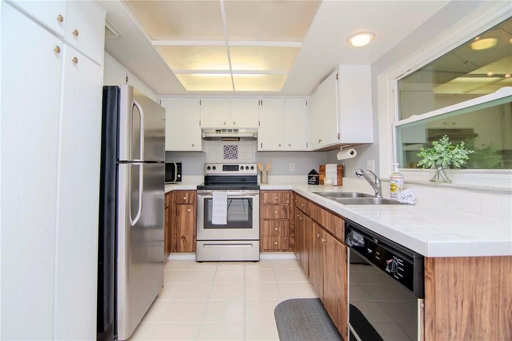 Active With Contract: $210,000 (2 beds, 1 baths, 1102 Square Feet)