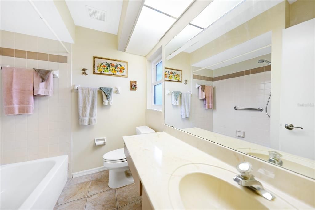 合同活跃: $269,500 (3 贝兹, 2 浴室, 1522 平方英尺)