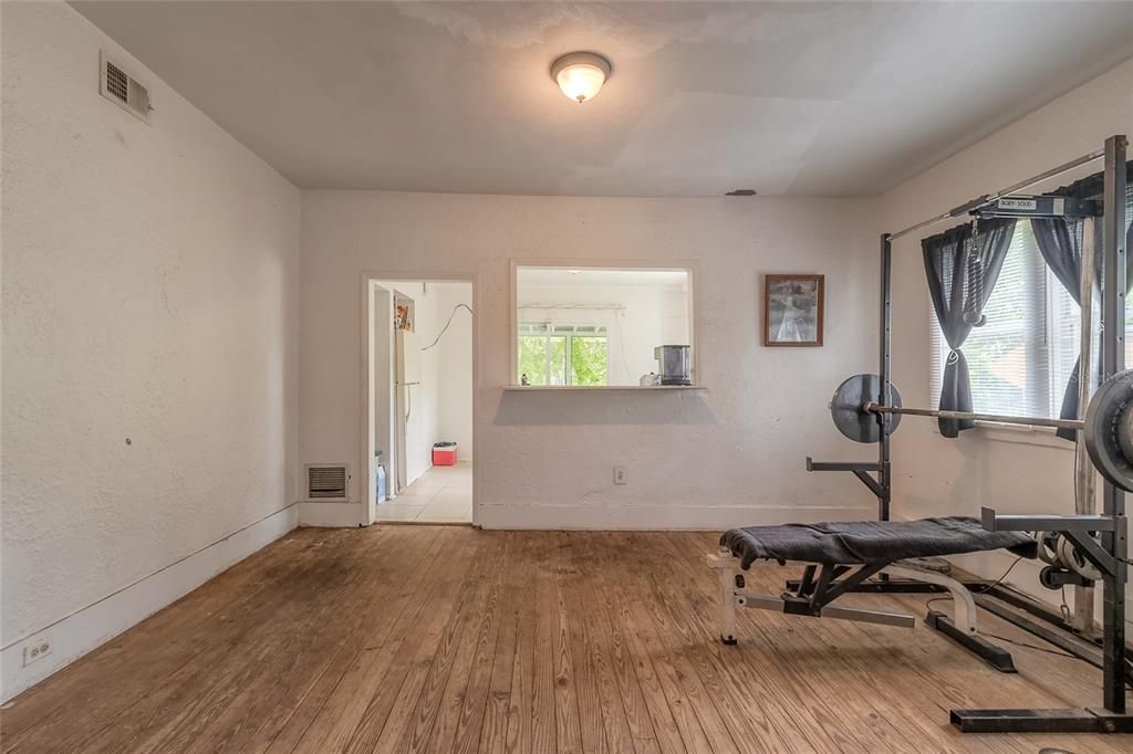 Active With Contract: $165,000 (3 beds, 1 baths, 1050 Square Feet)