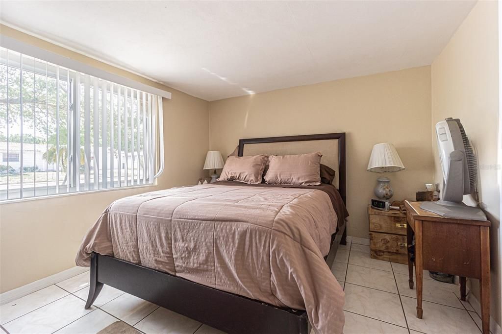 For Sale: $220,000 (2 beds, 1 baths, 848 Square Feet)