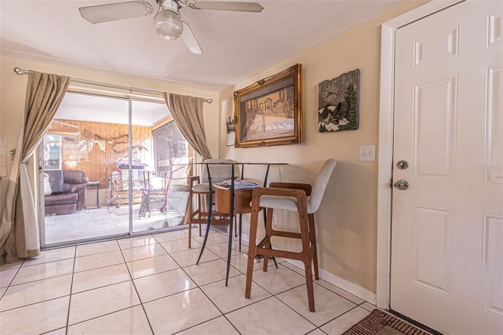 For Sale: $220,000 (2 beds, 1 baths, 848 Square Feet)