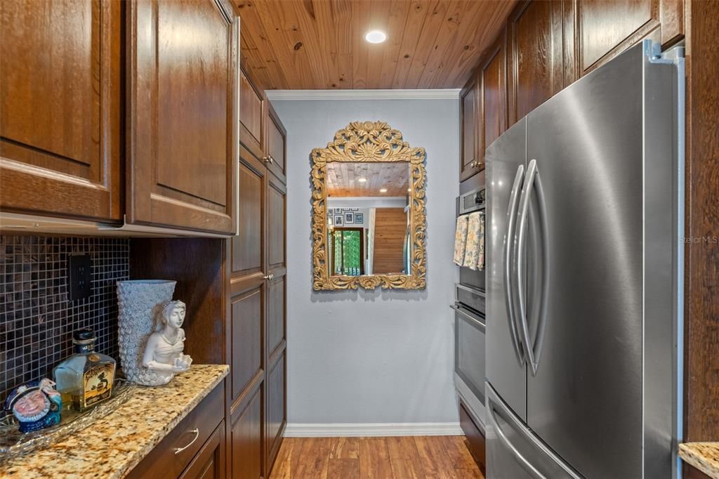 Stainless Steel Appliances & Built in Pantry