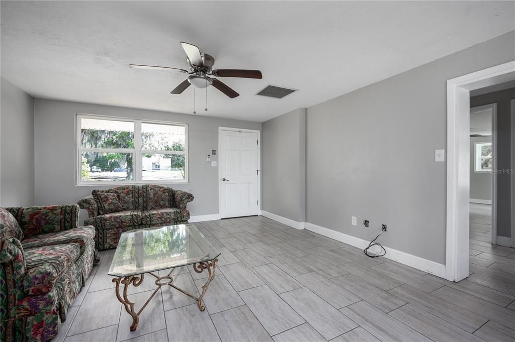 For Sale: $550,000 (3 beds, 1 baths, 1552 Square Feet)