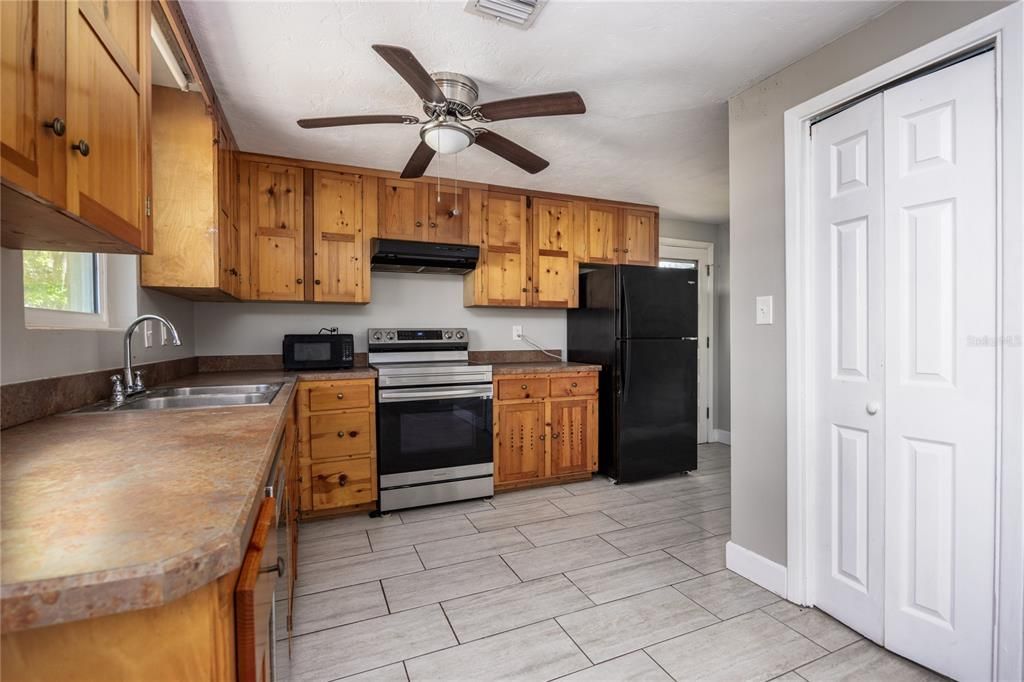 For Sale: $550,000 (3 beds, 1 baths, 1552 Square Feet)