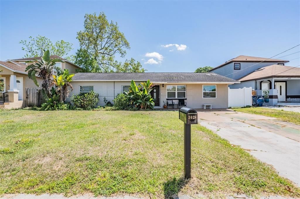 Active With Contract: $369,000 (3 beds, 2 baths, 1184 Square Feet)