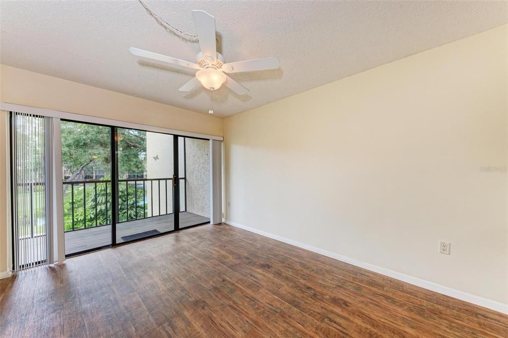 For Rent: $1,350 (1 beds, 1 baths, 924 Square Feet)