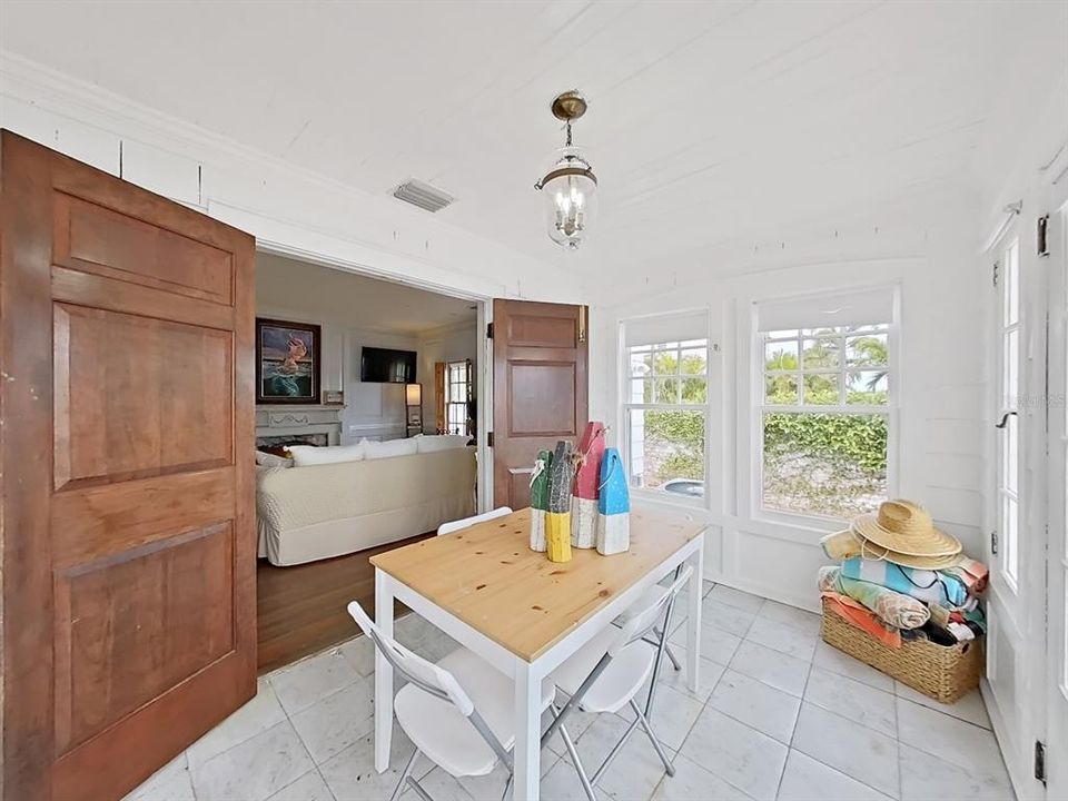 For Sale: $860,000 (2 beds, 1 baths, 891 Square Feet)