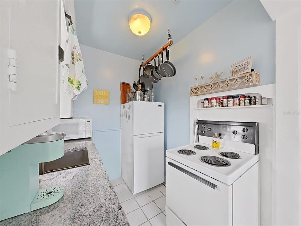 For Sale: $950,000 (2 beds, 1 baths, 891 Square Feet)