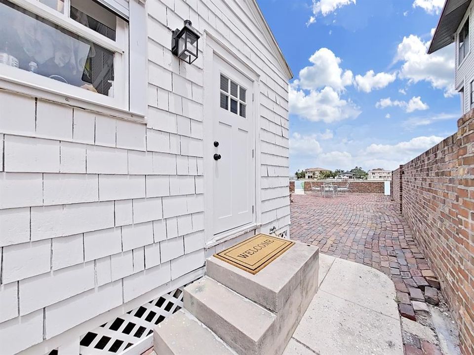 For Sale: $860,000 (2 beds, 1 baths, 891 Square Feet)