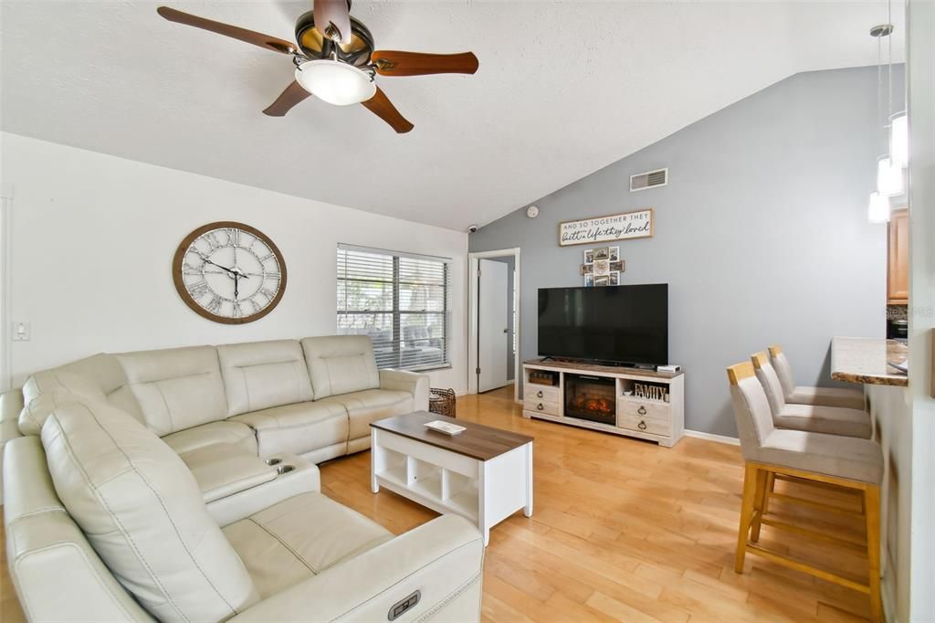 Active With Contract: $335,000 (3 beds, 2 baths, 1285 Square Feet)