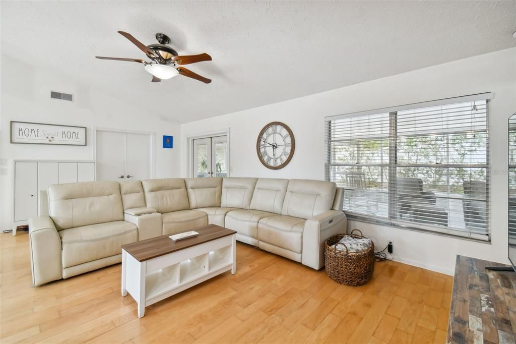 Active With Contract: $335,000 (3 beds, 2 baths, 1285 Square Feet)