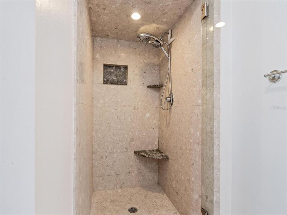 For Sale: $579,000 (1 beds, 1 baths, 561 Square Feet)