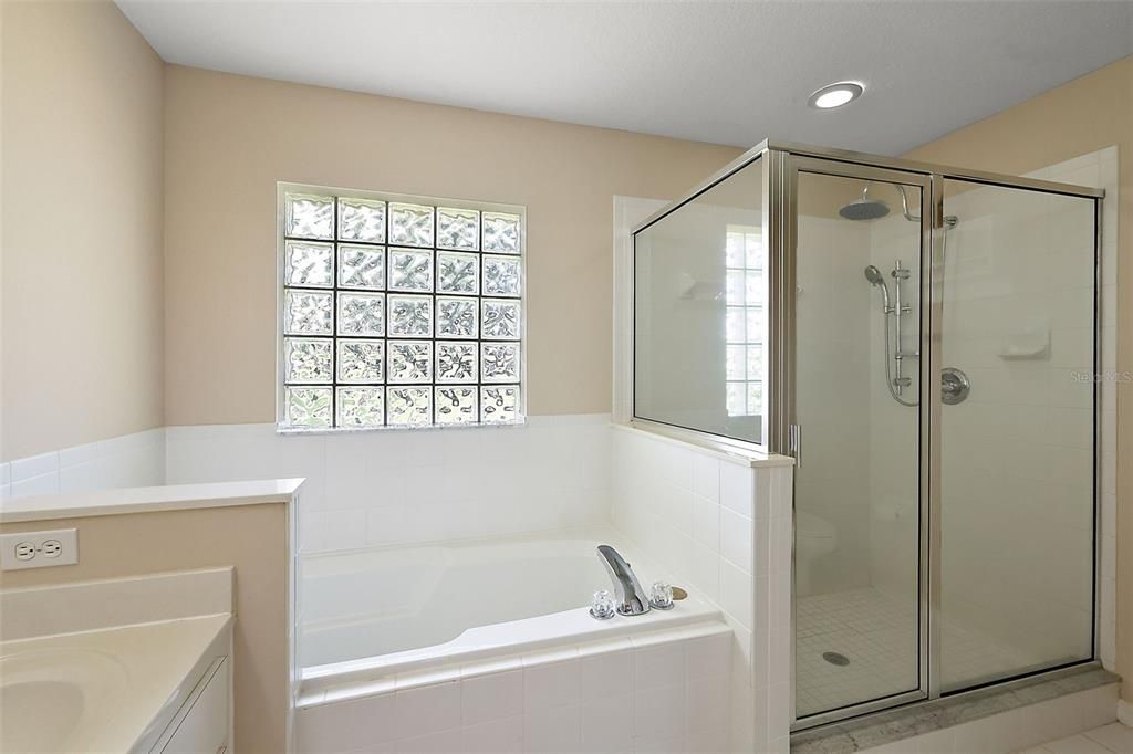 En suite w/Large soaking tub & tiled walk in shower