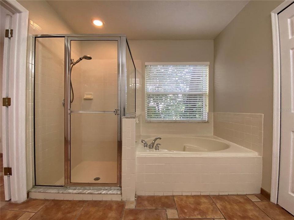 合同活跃: $2,599 (4 贝兹, 2 浴室, 2055 平方英尺)