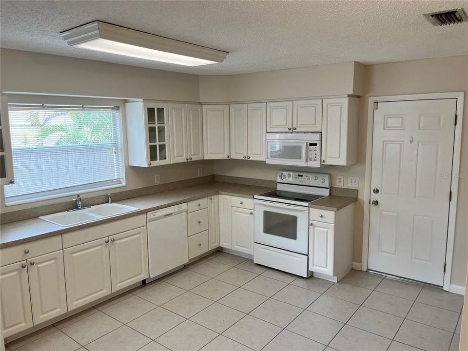 Active With Contract: $324,900 (3 beds, 2 baths, 1122 Square Feet)