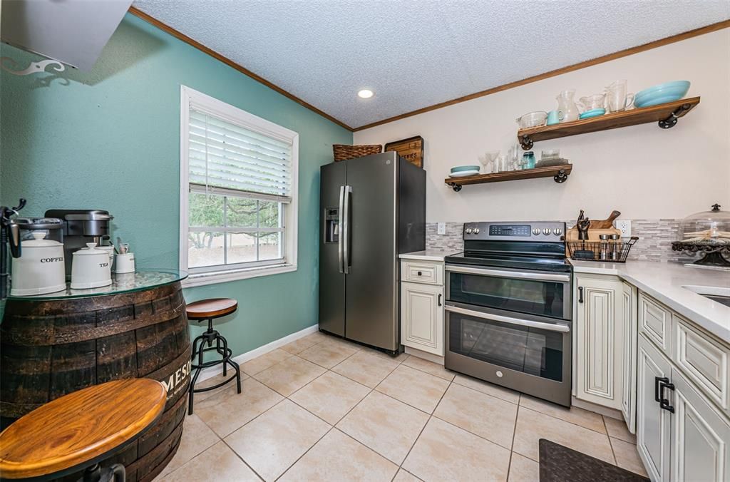 For Sale: $189,900 (1 beds, 1 baths, 610 Square Feet)