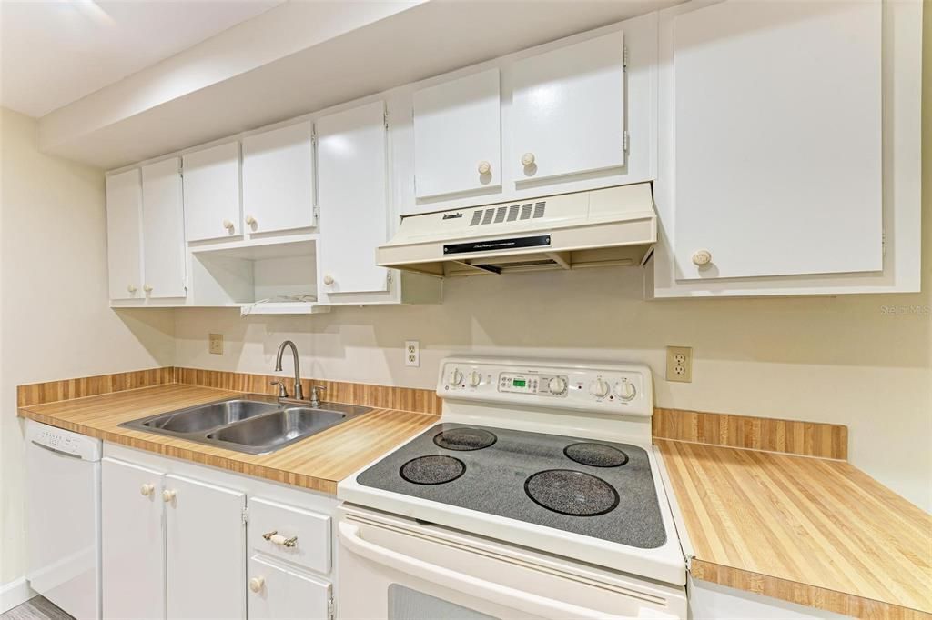 For Rent: $1,350 (1 beds, 1 baths, 924 Square Feet)