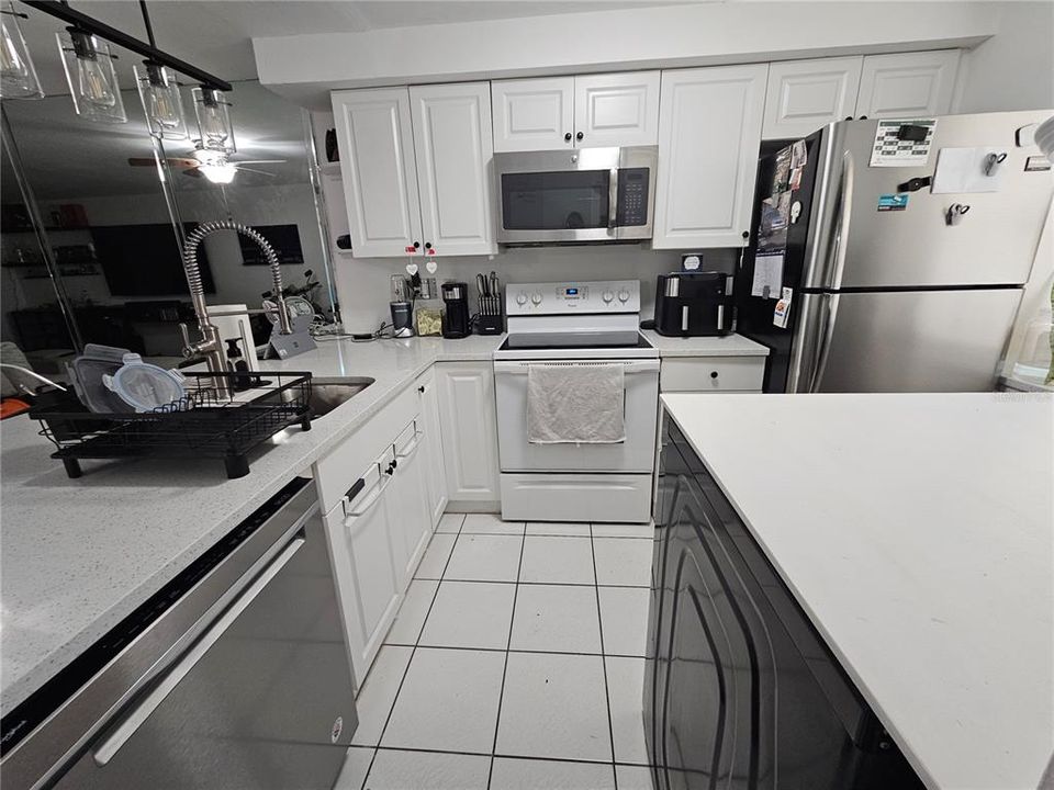 For Sale: $147,900 (2 beds, 1 baths, 831 Square Feet)