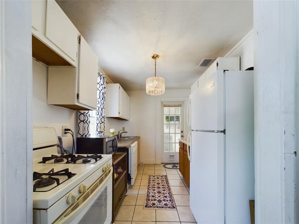 For Sale: $234,900 (2 beds, 2 baths, 936 Square Feet)