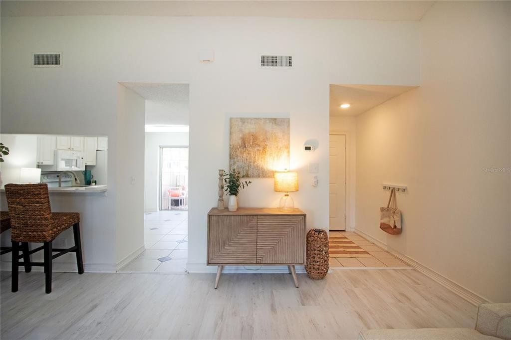 Active With Contract: $350,000 (1 beds, 1 baths, 910 Square Feet)