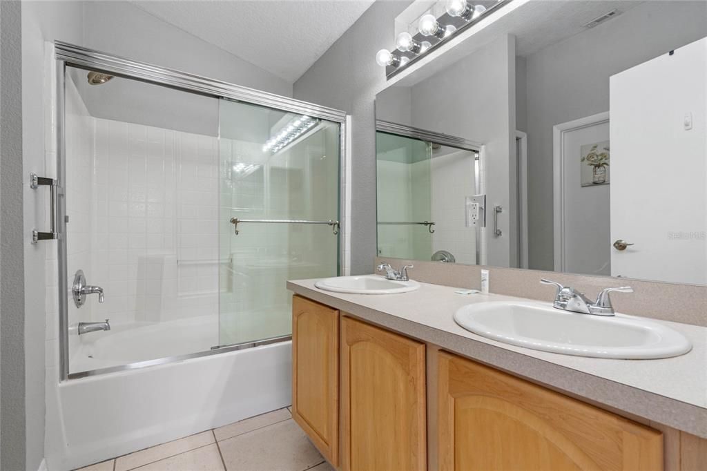 待售: $438,000 (4 贝兹, 2 浴室, 2084 平方英尺)