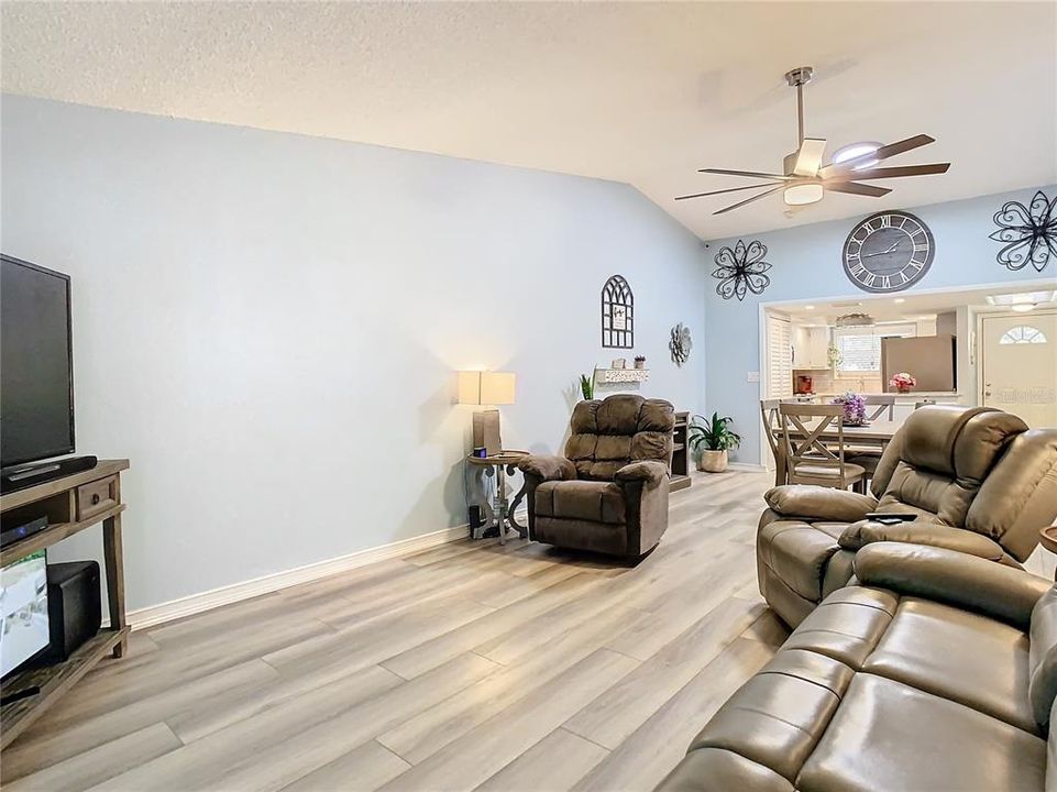 For Sale: $284,978 (2 beds, 2 baths, 1020 Square Feet)