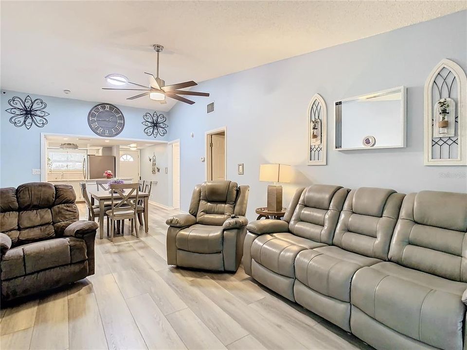 For Sale: $284,978 (2 beds, 2 baths, 1020 Square Feet)