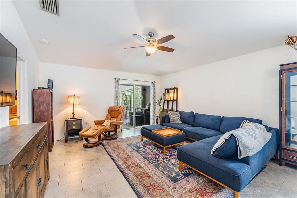 For Sale: $325,000 (3 beds, 2 baths, 1285 Square Feet)